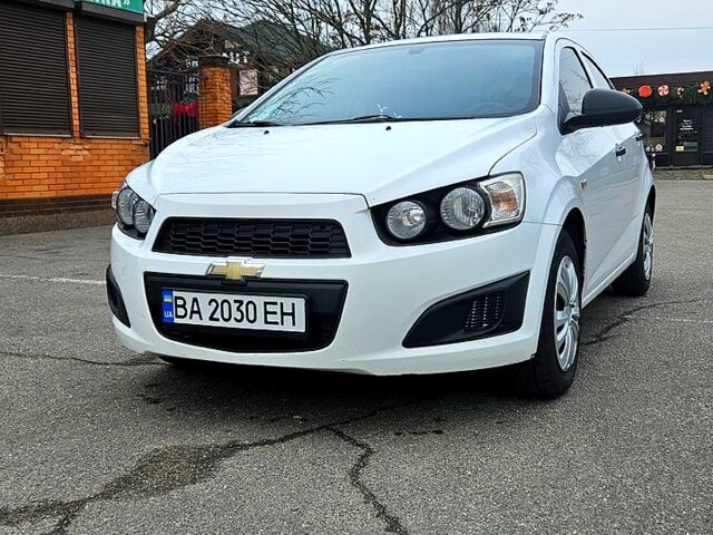 Белый Шевроле Авео, объемом двигателя 1.2 л и пробегом 280 тыс. км за 5000 $, фото 1 на Automoto.ua