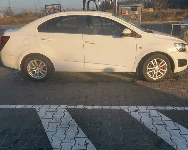 Белый Шевроле Авео, объемом двигателя 1.6 л и пробегом 140 тыс. км за 6700 $, фото 1 на Automoto.ua