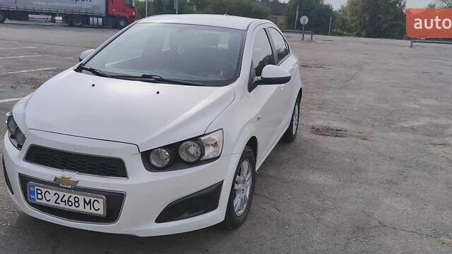Белый Шевроле Авео, объемом двигателя 1.23 л и пробегом 175 тыс. км за 5500 $, фото 1 на Automoto.ua