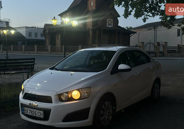 Белый Шевроле Авео, объемом двигателя 1.6 л и пробегом 140 тыс. км за 6350 $, фото 1 на Automoto.ua