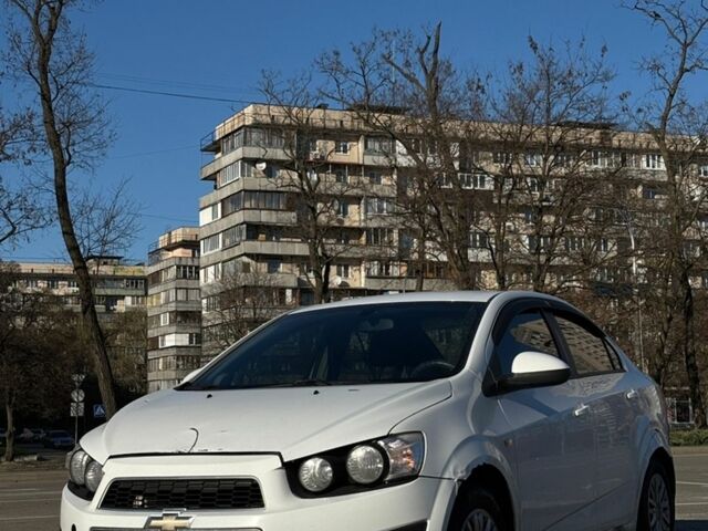 Белый Шевроле Авео, объемом двигателя 1.6 л и пробегом 155 тыс. км за 5900 $, фото 1 на Automoto.ua