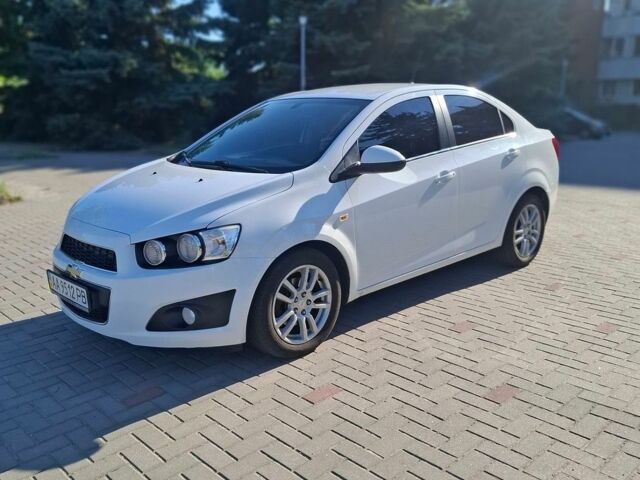 Белый Шевроле Авео, объемом двигателя 1.59 л и пробегом 155 тыс. км за 7200 $, фото 1 на Automoto.ua