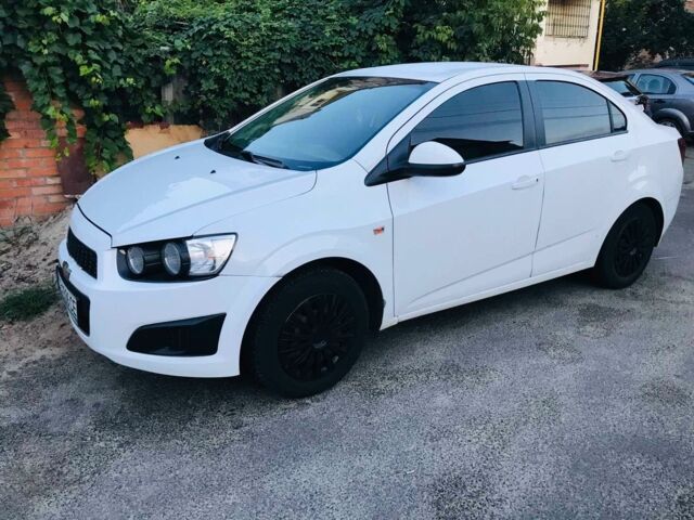 Белый Шевроле Авео, объемом двигателя 1.6 л и пробегом 260 тыс. км за 5300 $, фото 1 на Automoto.ua
