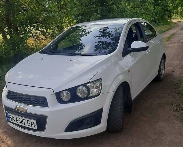 Белый Шевроле Авео, объемом двигателя 1.23 л и пробегом 193 тыс. км за 5500 $, фото 1 на Automoto.ua