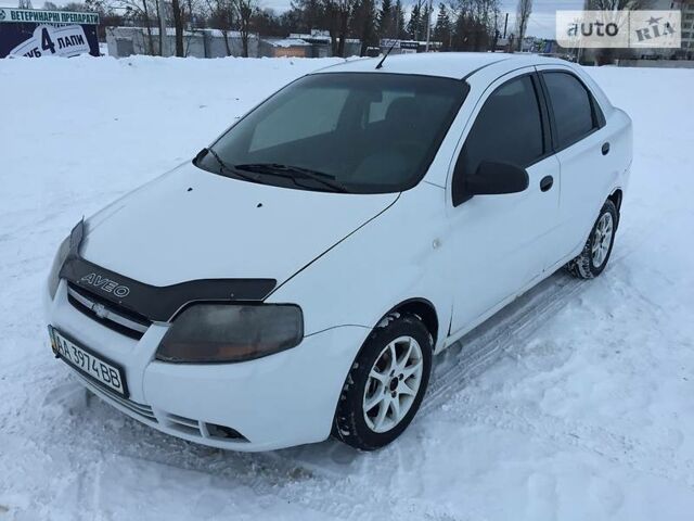 Белый Шевроле Авео, объемом двигателя 1.5 л и пробегом 300 тыс. км за 2200 $, фото 1 на Automoto.ua