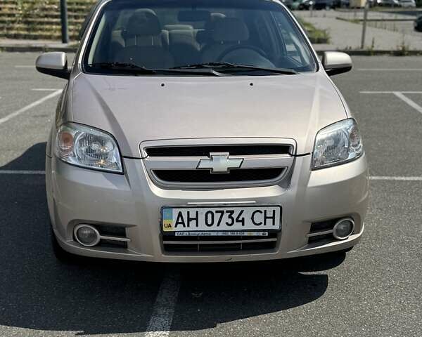 Бежевый Шевроле Авео, объемом двигателя 1.6 л и пробегом 199 тыс. км за 3700 $, фото 1 на Automoto.ua