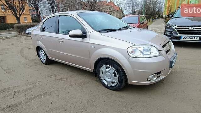 Бежевый Шевроле Авео, объемом двигателя 1.6 л и пробегом 154 тыс. км за 3500 $, фото 1 на Automoto.ua