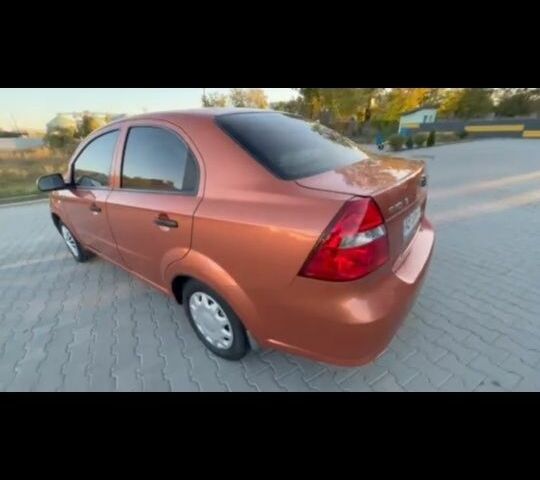 Коричневый Шевроле Авео, объемом двигателя 1.5 л и пробегом 250 тыс. км за 3750 $, фото 1 на Automoto.ua