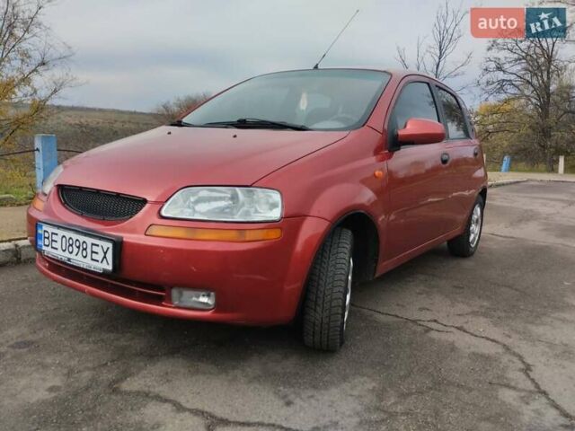 Красный Шевроле Авео, объемом двигателя 1.5 л и пробегом 275 тыс. км за 3700 $, фото 1 на Automoto.ua