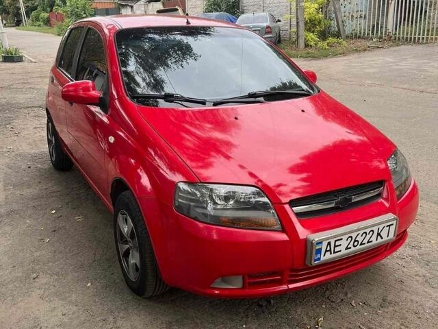 Красный Шевроле Авео, объемом двигателя 1.5 л и пробегом 250 тыс. км за 3300 $, фото 1 на Automoto.ua