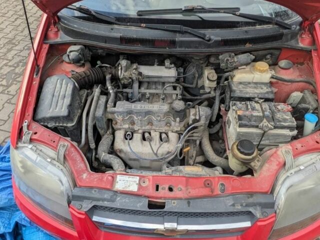 Красный Шевроле Авео, объемом двигателя 1.5 л и пробегом 150 тыс. км за 1300 $, фото 1 на Automoto.ua