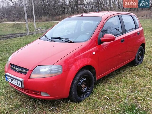 Красный Шевроле Авео, объемом двигателя 1.5 л и пробегом 242 тыс. км за 2550 $, фото 1 на Automoto.ua