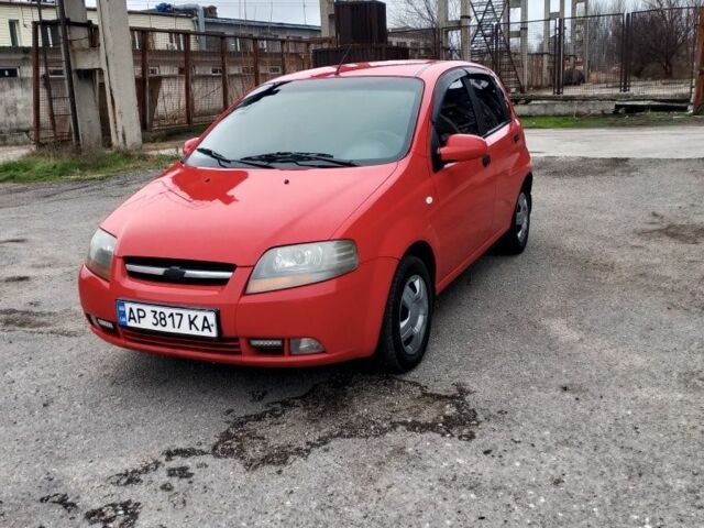 Красный Шевроле Авео, объемом двигателя 1.5 л и пробегом 200 тыс. км за 3700 $, фото 1 на Automoto.ua