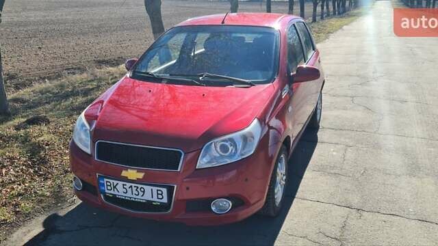 Красный Шевроле Авео, объемом двигателя 1.4 л и пробегом 182 тыс. км за 4400 $, фото 1 на Automoto.ua