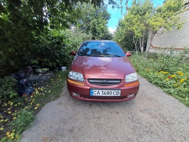 Красный Шевроле Авео, объемом двигателя 1.5 л и пробегом 300 тыс. км за 1800 $, фото 1 на Automoto.ua