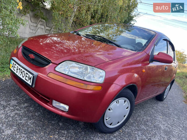 Красный Шевроле Авео, объемом двигателя 1.5 л и пробегом 150 тыс. км за 3300 $, фото 1 на Automoto.ua