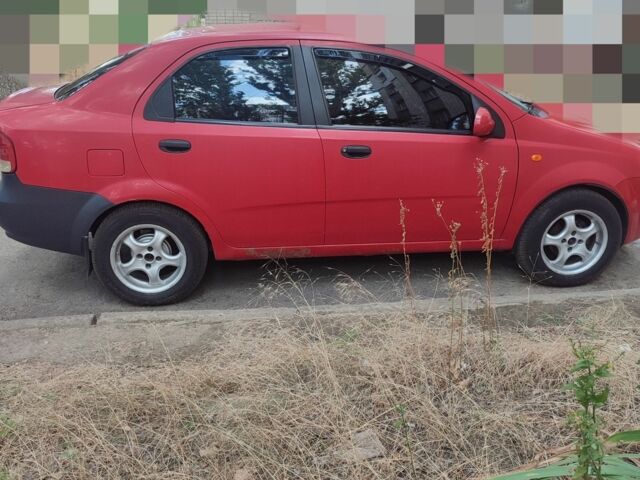 Красный Шевроле Авео, объемом двигателя 1.5 л и пробегом 374 тыс. км за 3000 $, фото 1 на Automoto.ua