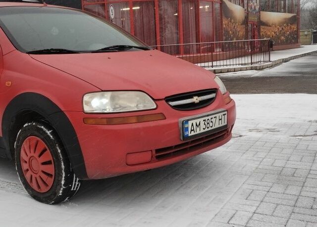 Красный Шевроле Авео, объемом двигателя 1.5 л и пробегом 300 тыс. км за 1500 $, фото 1 на Automoto.ua