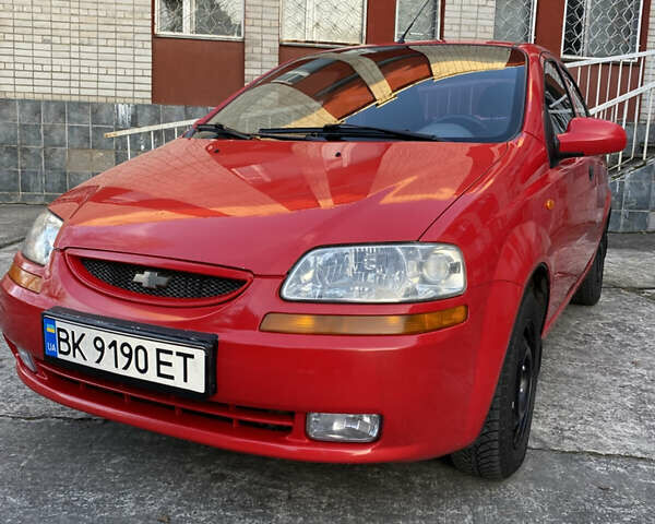 Красный Шевроле Авео, объемом двигателя 1.5 л и пробегом 223 тыс. км за 3200 $, фото 1 на Automoto.ua