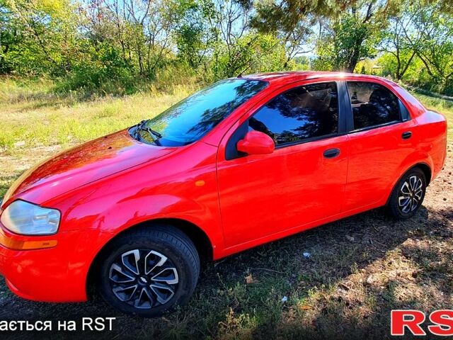 Красный Шевроле Авео, объемом двигателя 1.5 л и пробегом 318 тыс. км за 3000 $, фото 1 на Automoto.ua