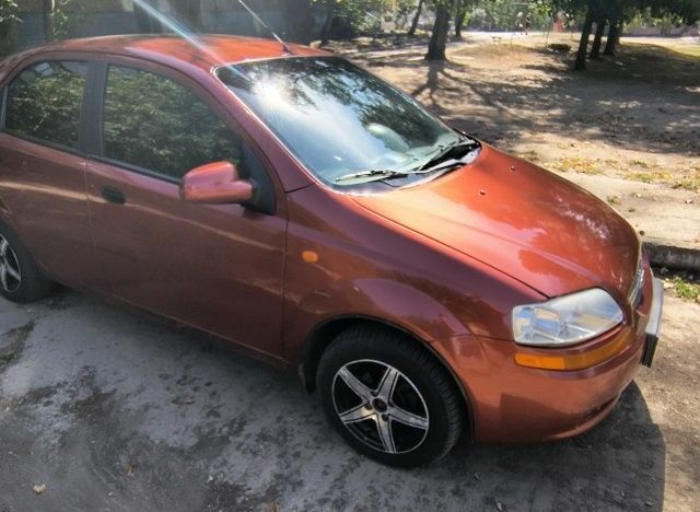 Красный Шевроле Авео, объемом двигателя 1.5 л и пробегом 225 тыс. км за 4500 $, фото 1 на Automoto.ua