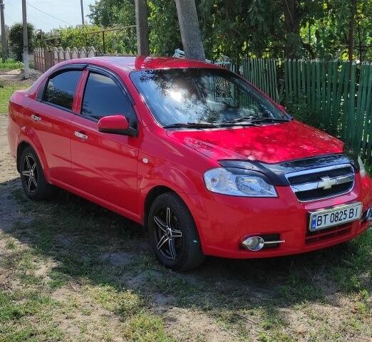 Красный Шевроле Авео, объемом двигателя 1.5 л и пробегом 200 тыс. км за 4500 $, фото 1 на Automoto.ua