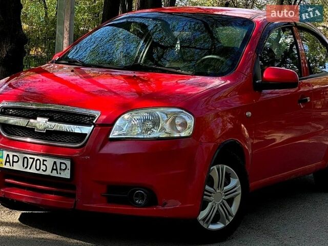 Красный Шевроле Авео, объемом двигателя 1.5 л и пробегом 303 тыс. км за 2950 $, фото 1 на Automoto.ua