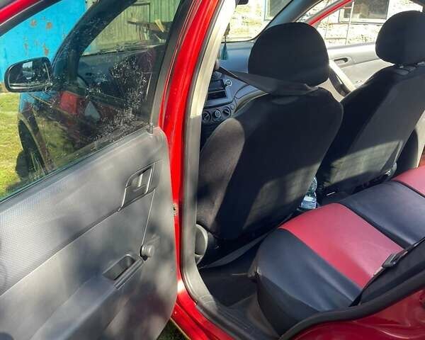 Красный Шевроле Авео, объемом двигателя 1.5 л и пробегом 210 тыс. км за 3400 $, фото 1 на Automoto.ua