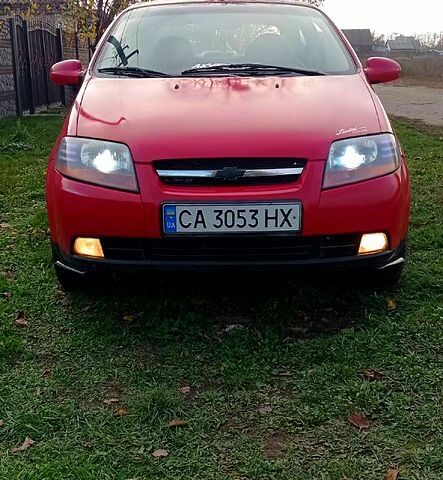 Красный Шевроле Авео, объемом двигателя 1.5 л и пробегом 250 тыс. км за 2200 $, фото 1 на Automoto.ua