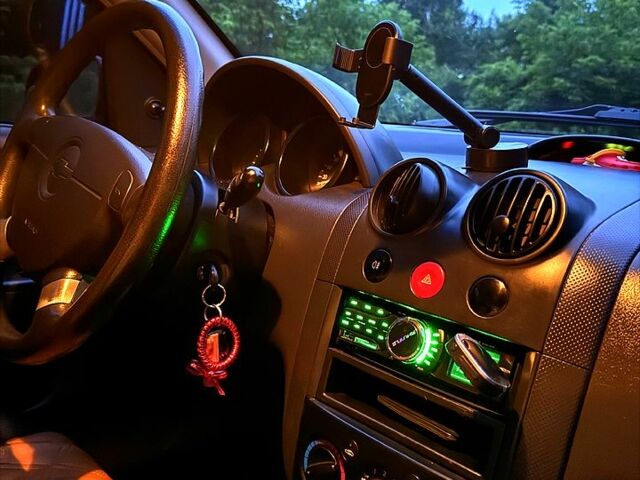 Красный Шевроле Авео, объемом двигателя 1.5 л и пробегом 190 тыс. км за 3100 $, фото 1 на Automoto.ua