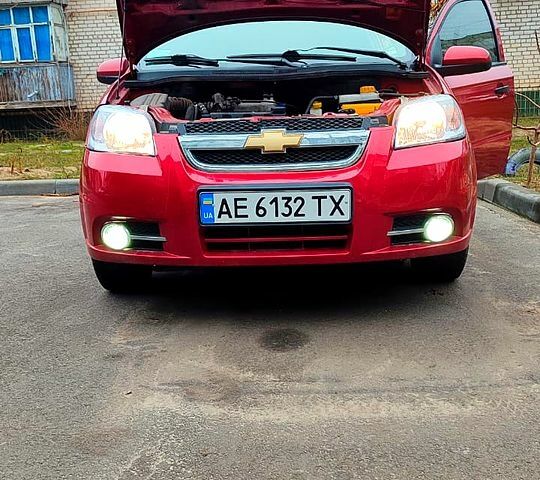 Красный Шевроле Авео, объемом двигателя 1.5 л и пробегом 313 тыс. км за 3500 $, фото 1 на Automoto.ua