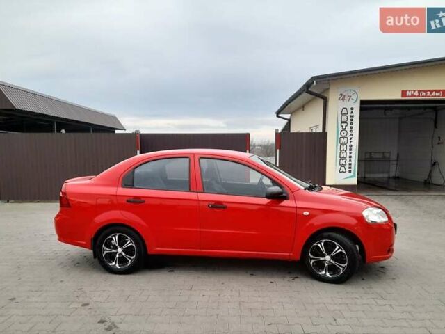 Красный Шевроле Авео, объемом двигателя 1.2 л и пробегом 143 тыс. км за 5600 $, фото 1 на Automoto.ua