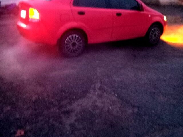 Красный Шевроле Авео, объемом двигателя 1.5 л и пробегом 330 тыс. км за 2950 $, фото 1 на Automoto.ua