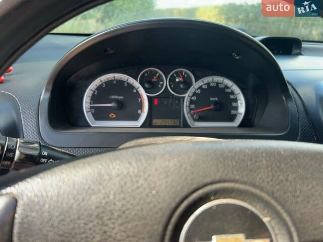 Красный Шевроле Авео, объемом двигателя 1.5 л и пробегом 294 тыс. км за 2650 $, фото 1 на Automoto.ua