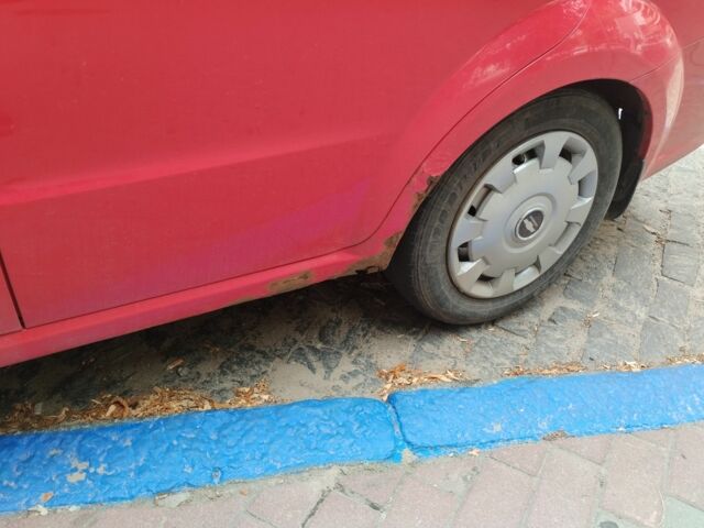 Красный Шевроле Авео, объемом двигателя 1.4 л и пробегом 201 тыс. км за 3500 $, фото 1 на Automoto.ua