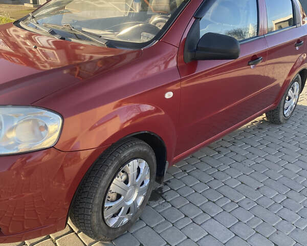 Красный Шевроле Авео, объемом двигателя 1.5 л и пробегом 350 тыс. км за 2899 $, фото 1 на Automoto.ua