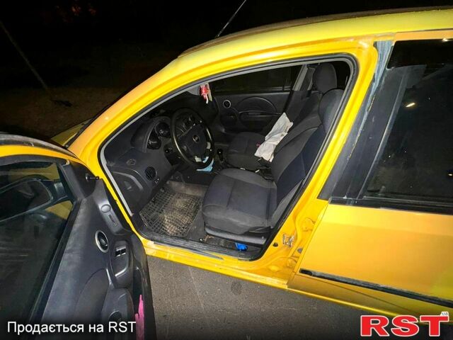 Желтый Шевроле Авео, объемом двигателя 1.2 л и пробегом 192 тыс. км за 2400 $, фото 1 на Automoto.ua