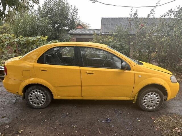Желтый Шевроле Авео, объемом двигателя 1.5 л и пробегом 450 тыс. км за 1764 $, фото 1 на Automoto.ua