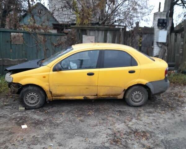 Желтый Шевроле Авео, объемом двигателя 1.5 л и пробегом 289 тыс. км за 800 $, фото 1 на Automoto.ua