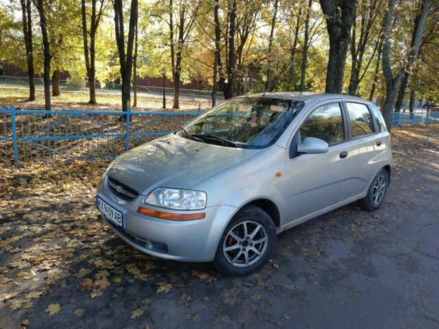 Серый Шевроле Авео, объемом двигателя 1.5 л и пробегом 170 тыс. км за 2000 $, фото 1 на Automoto.ua