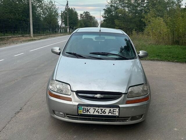 Серый Шевроле Авео, объемом двигателя 1.5 л и пробегом 300 тыс. км за 2000 $, фото 1 на Automoto.ua