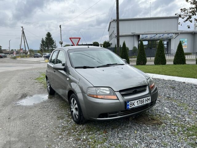 Серый Шевроле Авео, объемом двигателя 1.5 л и пробегом 225 тыс. км за 2850 $, фото 1 на Automoto.ua