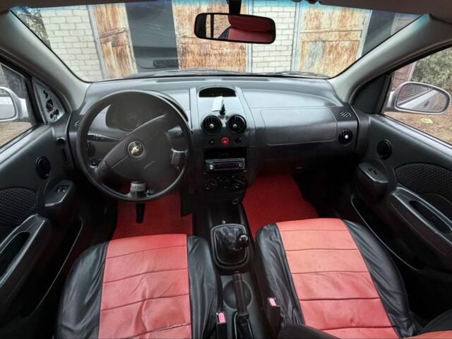 Сірий Шевроле Авео, об'ємом двигуна 1.5 л та пробігом 220 тис. км за 2700 $, фото 1 на Automoto.ua
