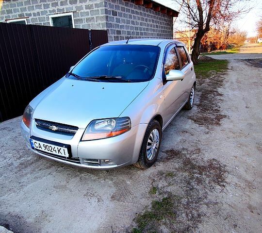 Серый Шевроле Авео, объемом двигателя 15 л и пробегом 280 тыс. км за 3200 $, фото 1 на Automoto.ua