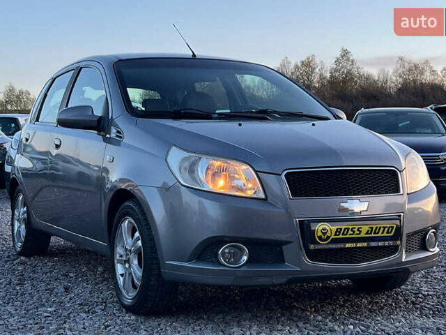 Серый Шевроле Авео, объемом двигателя 1.21 л и пробегом 200 тыс. км за 4800 $, фото 1 на Automoto.ua