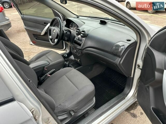 Серый Шевроле Авео, объемом двигателя 1.5 л и пробегом 377 тыс. км за 3100 $, фото 1 на Automoto.ua