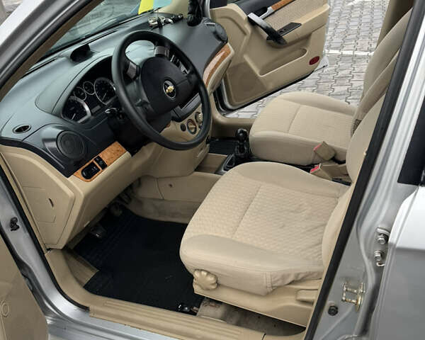 Серый Шевроле Авео, объемом двигателя 1.6 л и пробегом 239 тыс. км за 3200 $, фото 1 на Automoto.ua