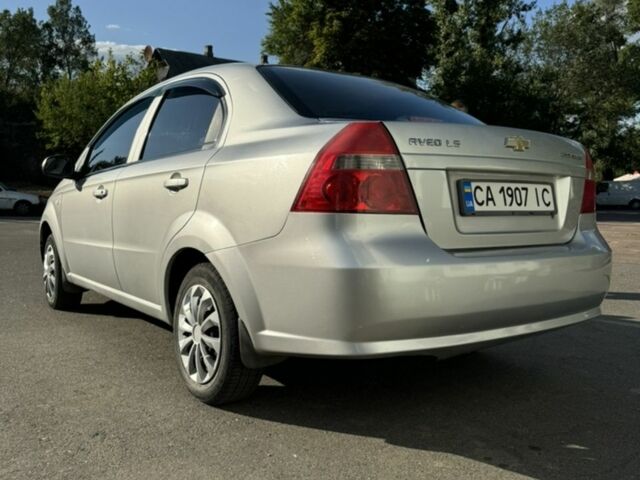 Серый Шевроле Авео, объемом двигателя 1.5 л и пробегом 214 тыс. км за 3200 $, фото 1 на Automoto.ua