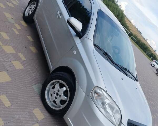Серый Шевроле Авео, объемом двигателя 1.6 л и пробегом 260 тыс. км за 3400 $, фото 1 на Automoto.ua