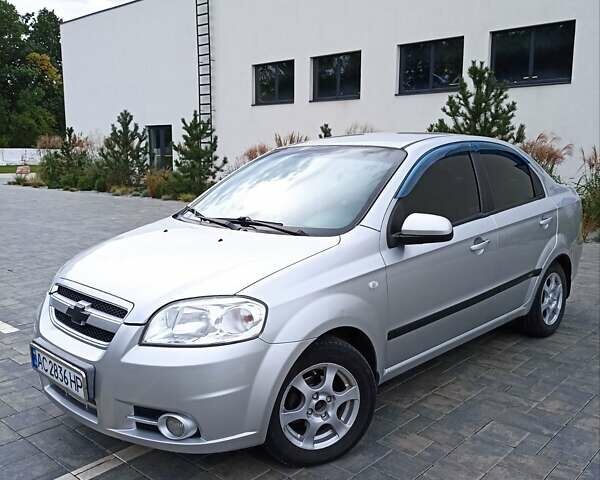 Серый Шевроле Авео, объемом двигателя 1.6 л и пробегом 304 тыс. км за 3900 $, фото 1 на Automoto.ua